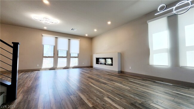 Foto del edificio - 8036 Carpenter Creek Ave