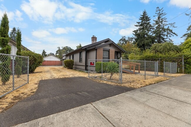 Building Photo - 2 Bed, 2 Bath Home – Prime Location Near F...