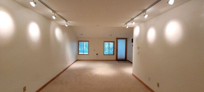 Foto del edificio - Redmond Bridle Trails One bedroom!