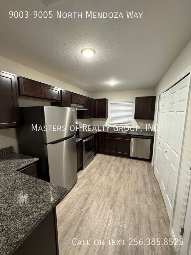 Foto del edificio - 9003-9005 North Mendoza Way-