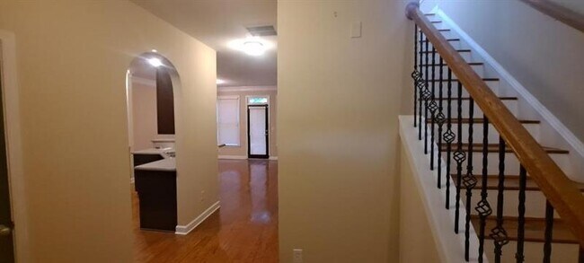 Building Photo - 1685 Oakbrook Lake Dr NW