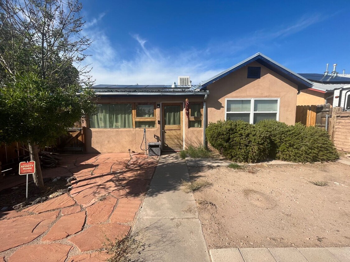 Foto principal - Pleasant 2 Bedroom 1 Bathroom Home In The Monkbridge Gardens Neighborhood!