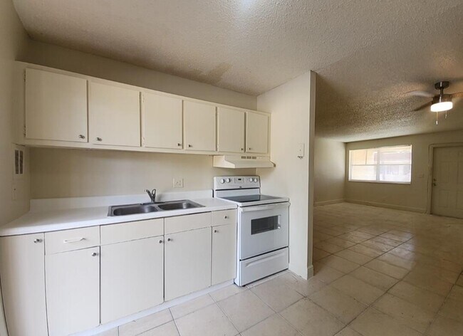 Foto del edificio - 850 E Commercial Blvd