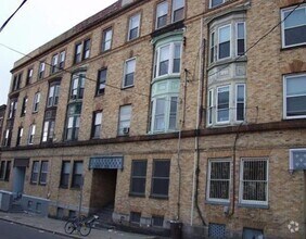 Building Photo - 5 Linden St