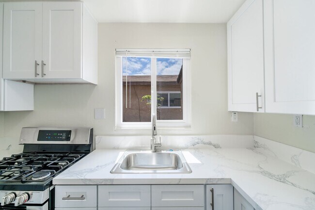 Foto del edificio - Huge Freshly Renovated 1 Bedroom in Linda Vista | Rare Spacious Layout