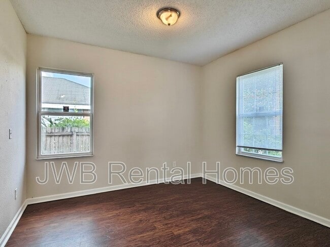 Building Photo - 1170 E 17th St