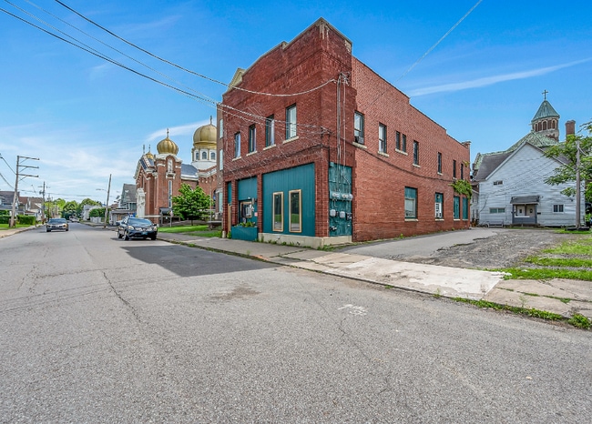 Building Photo - 129 N River St