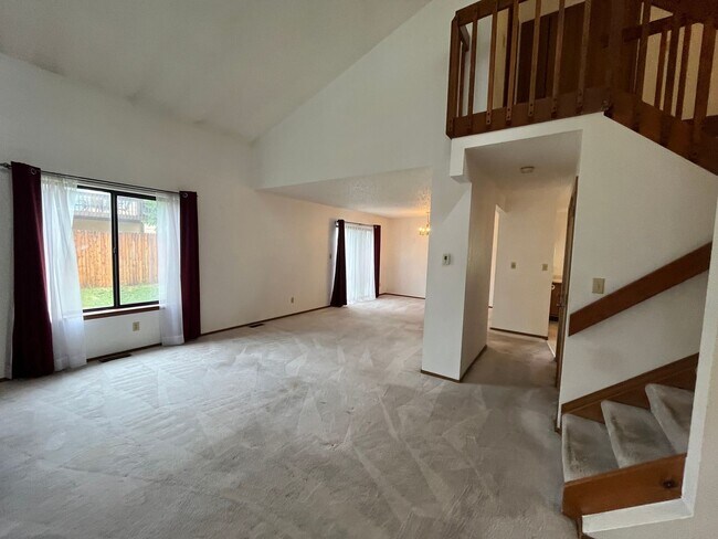Foto del edificio - Beautiful 3 bed 2 1/2 bath with 2 car garage! (NEW PICTURES TO COME!!)
