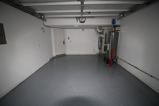 Garaje para autos individuales con epoxy pisos de madera. Estacionamiento adicional en frente de garaje y cerca de la calle. - 504 Olde Covington Way