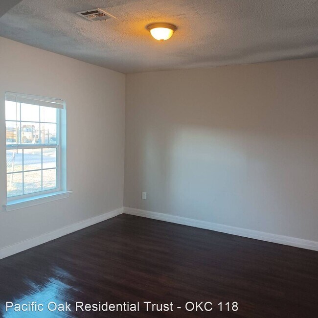 Building Photo - 3 br, 1 bath House - 2425 NE 24th St