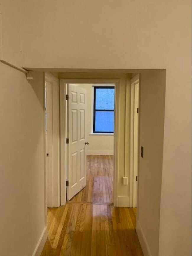 Building Photo - Spacious 2 Bed Seconds From Fenway Area Sc...