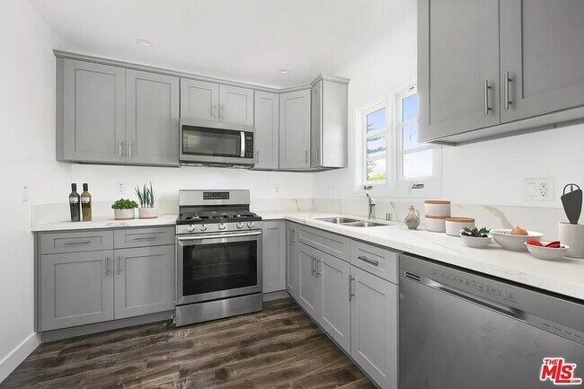 Foto del edificio - 1048-1050 Meadowbrook Ave