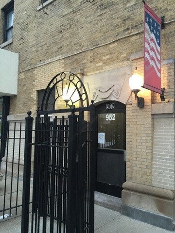 Primary Photo - 952 W Windsor Ave