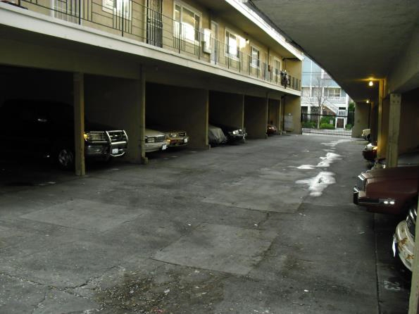 Área de estacionamiento - 2000 Linden St