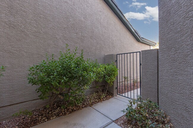 Building Photo - Beautiful Townhome in gated community
