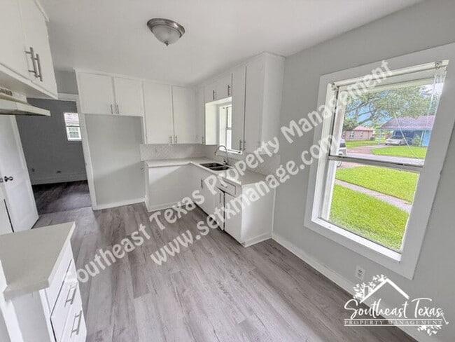 Building Photo - 2325 Butler Dr