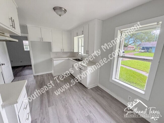 Foto del edificio - 2325 Butler Dr