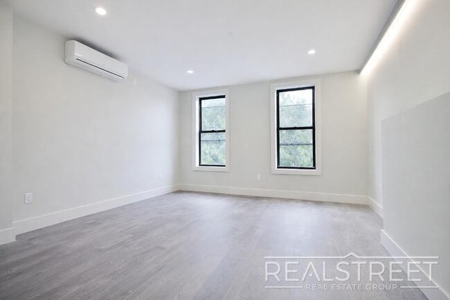 Foto del edificio - Brand New 1 Bed w Full Kitchen Amenities in Prime Crown Heights