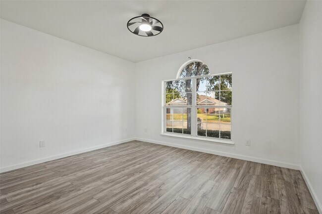 Foto del edificio - 2405 Collier Dr