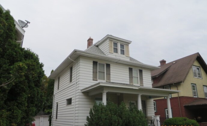 Primary Photo - 520 N 19th Ave E