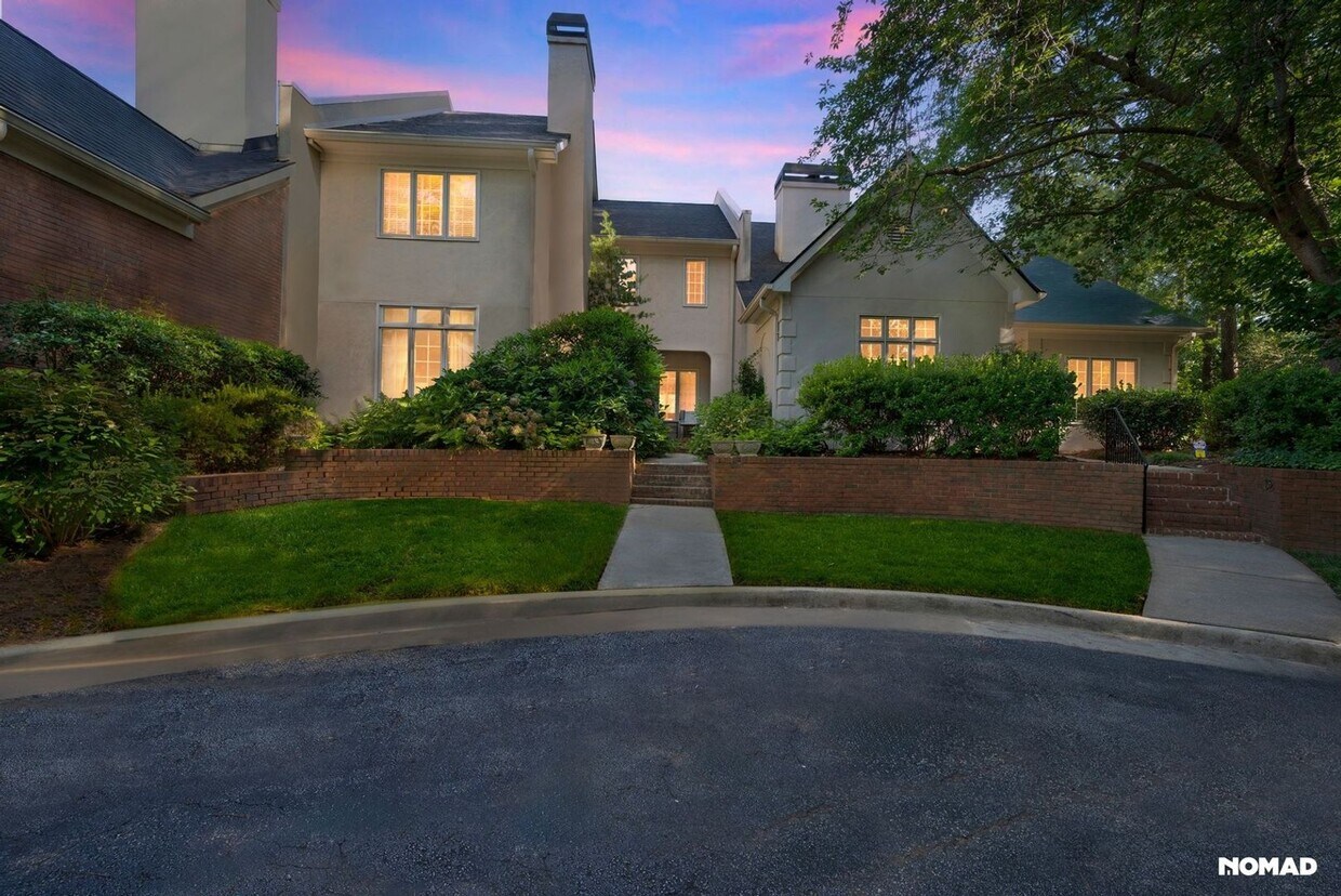 Stunning 4BR Townhome in Paces West Community - Stunning 4BR Townhome in Paces West Community