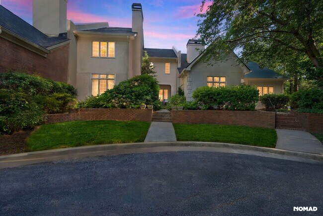 Stunning 4BR Townhome in Paces West Community - Stunning 4BR Townhome in Paces West Community
