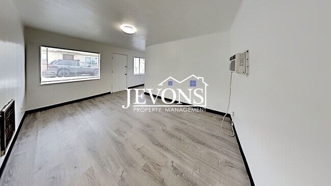 Foto del edificio - Embrace the cozy charms of this single-family home in Yakima's heart