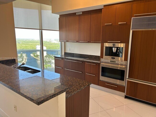 Foto del edificio - 15811 Collins Ave