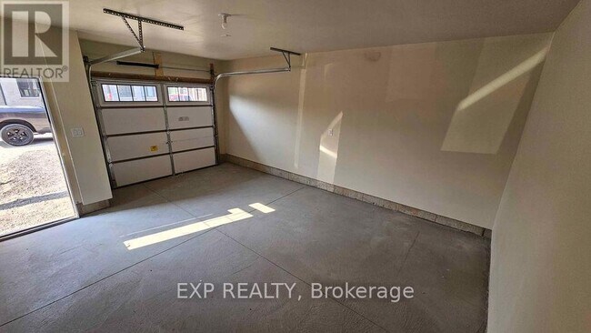 Building Photo - 100-100 Hollywood Ct
