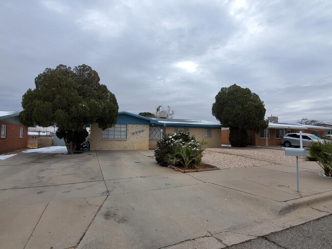 Building Photo - 2724 Dunoon Dr