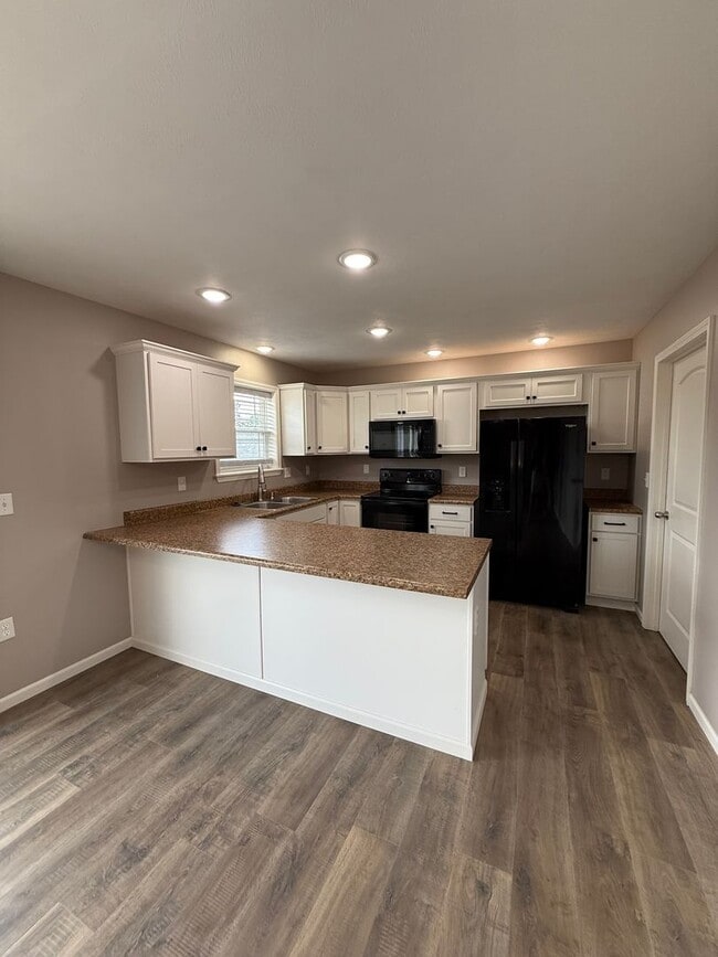 Foto del edificio - NEWLY REDESIGNED 4BR Basement home!!!!