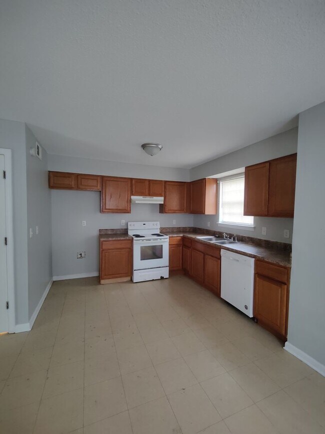 Building Photo - 3 Bed / 2 Bath Home for Rent