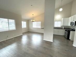 Building Photo - 1158 Cypress Ave