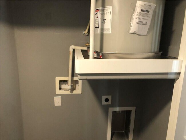 Building Photo - 200 Maple Ln