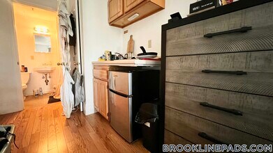 Building Photo - 1061 Beacon St