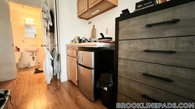 Building Photo - 1061 Beacon St