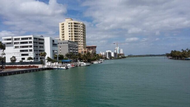 Foto del edificio - 9721 E Bay Harbor Dr