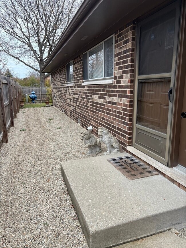 Building Photo - 109 Paramount Dr