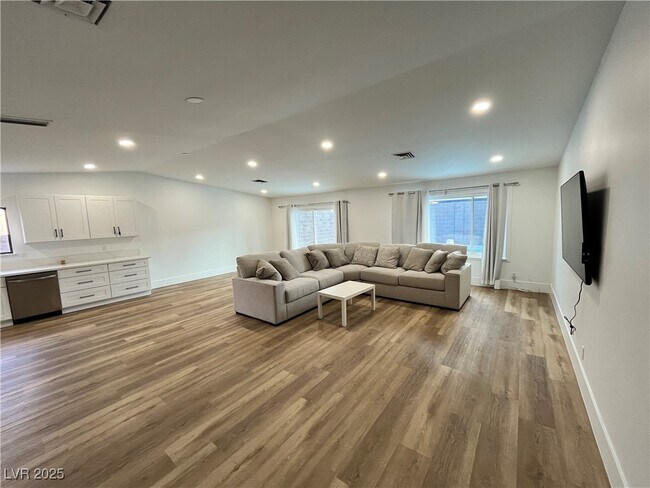 Foto del edificio - 6191 Bullion Blvd
