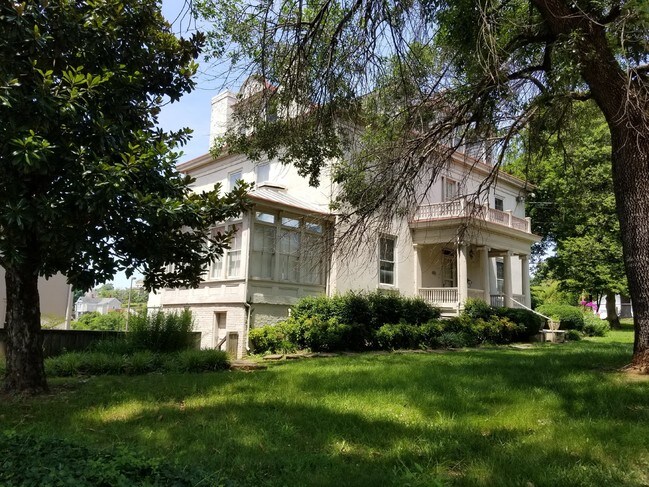 Building Photo - 405 Cabell St