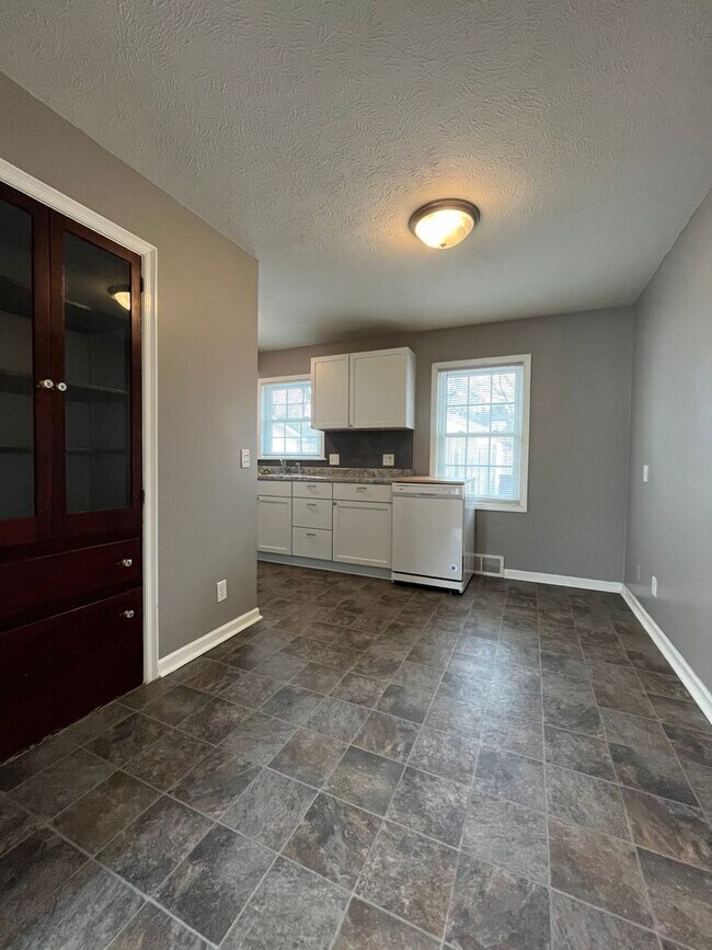 Building Photo - Charming 2-bedroom, 1.5-bathroom home