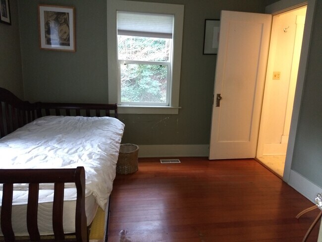 Dormitorio 2 - 9727 Lake Shore Blvd NE