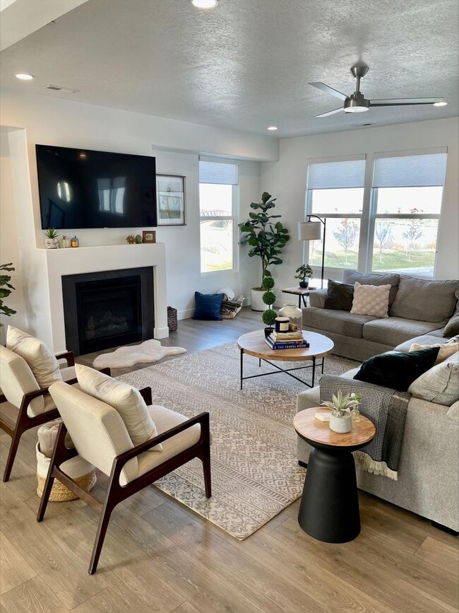 Foto del edificio - Daybreak Elegant and Modern Townhome