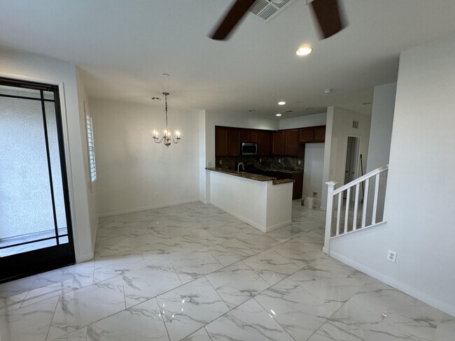 Building Photo - Beautiful 4 bed, 2.5 bath Townhome in Upla...