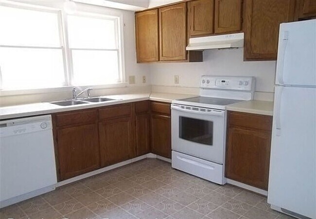 Building Photo - 2 bedroom/ 1.5 bath-Oak Hill