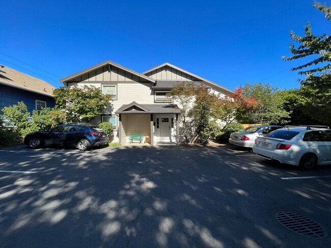 Lovely Private 2Bed + 1Bath Westmoreland Condo!! Secured Entry Building & Parking! - Lovely Private 2Bed + 1Bath Westmoreland Condo!! Secured Entry Building & Parking!
