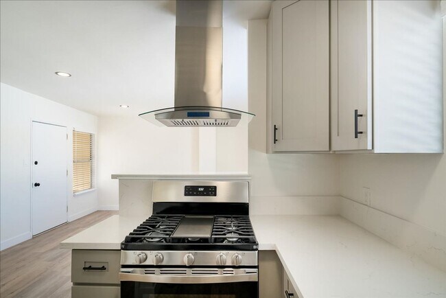 Foto del edificio - BELLA APARTMENTS: Beautiful 1 Bed - 1 Bath...