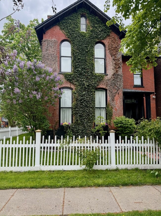 Building Photo - 247 Georgia St