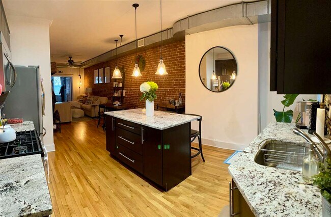 Foto del edificio - 1112 Hudson St