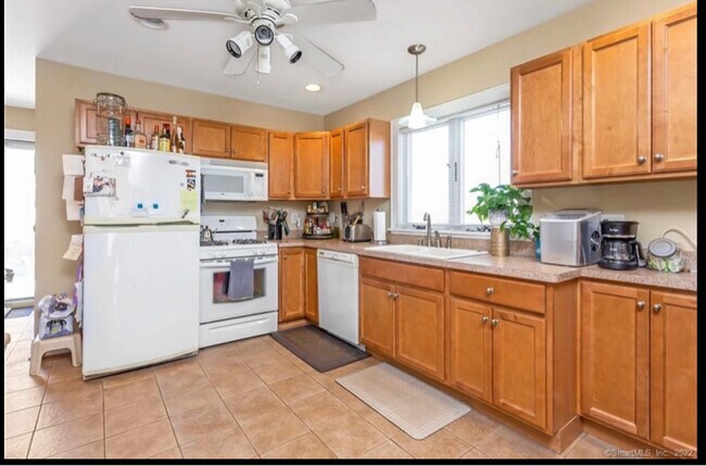 Building Photo - 185 King St